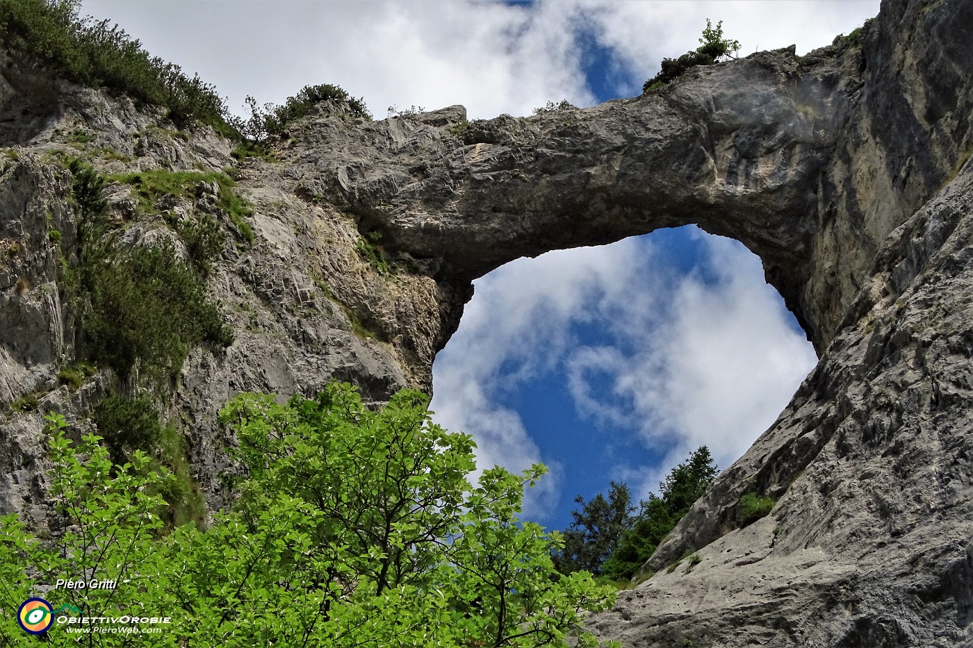 03 Arco di Pegherolo (1680 m), garnde arco nella roccia .JPG